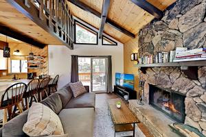 One-Bedroom House room in Alpine Retreat in Moonridge - Loft & Firepit home