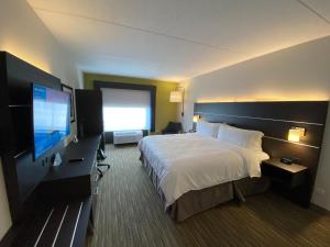 King Room - Mobility Access/Hearing Accessible room in Holiday Inn Express & Suites - Prospect Heights an IHG Hotel