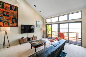 Three-Bedroom House room in Pacific NW Mid-Century Modern Waterfront Gem Located on Raft Island home