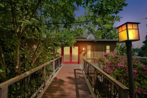 PNW MCM 155ft Private Waterfront Gem on Raft Island with Hot Tub