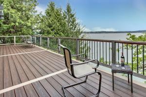 PNW MCM 155ft Private Waterfront Gem on Raft Island with Hot Tub