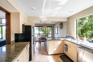 PNW MCM 155ft Private Waterfront Gem on Raft Island with Hot Tub