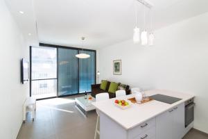 Hilton Bay Apartment with Bedroom shelter