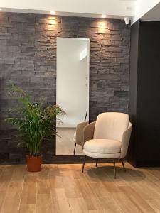 Sunny lovely apartment 60 meters from the metro