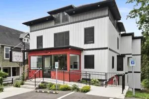 The Dorm Hotel - Lansing