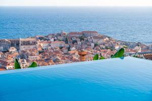 Cosy Loft w Private Pool & Patio