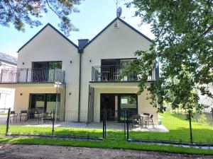 Apartamenty w sam las by KLIF Ustka - apartament na parterze z tarasem i parkingiem - 3hvězdičkové hotely ve městě Ustka