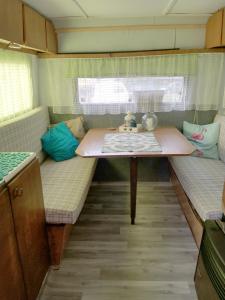 Kampery Vintage LT31 i 308D dla surferów studentów i miłośników karawaningu