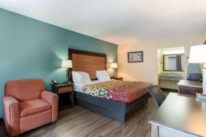 King Room - Non-Smoking room in Econo Lodge Gallatin
