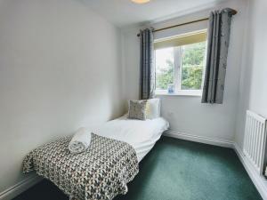 CEDAR HOUSE - Spacious 4Bedroom House 2Bath Kitchen SmartTV Lounge Garden Wifi FreeParking