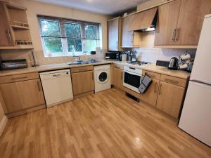 CEDAR HOUSE - Spacious 4Bedroom House 2Bath Kitchen SmartTV Lounge Garden Wifi FreeParking