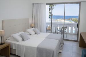 Superior Double or Twin Room with Sea Front room in Maritimo Beach Hotel