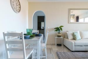 Chic Beachfront Flat with Amazing Sea Views and Private Indoor Parking