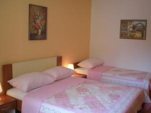 Studio Apartments Marija with private parking