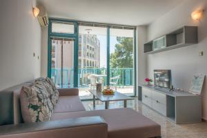 Top located Beach Apartment with Balcony