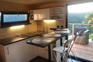 Chatka - C - Vyhlídka nad řekou