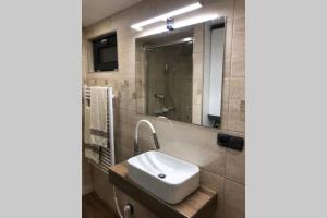 Chatka - C - Vyhlídka nad řekou