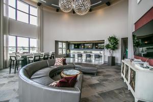 Superior Apartment room in Rooftop Pool~King Beds~Views~Close to shops/Dining (C4427)