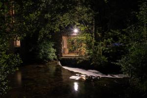 La chapelle moulin traversée par l eau jacuzzi piscine classé 5 étoiles