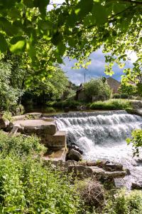 Maisons de vacances La chapelle moulin traversee par l'eau jacuzzi piscine classe 5 etoiles : photos des chambres