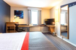 Standard Double Room with Free Hot Breakfast - Accessible room in Holiday Inn Express Perth an IHG Hotel