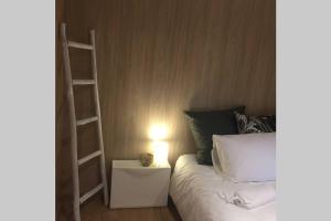 Adorable Cabane dans un espace boisé