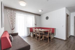 Apartment with Balcony (4-6 Adults) room in Pension Jaqueline