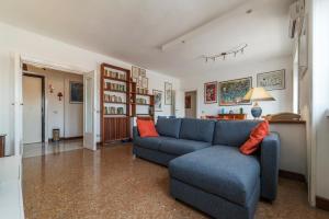GuestHost - Roomy and Bright Apartment with Terrace