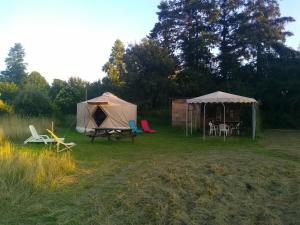 Tentes de luxe Yourte et tente dans un ecolieu avec piscine hors-sol : photos des chambres