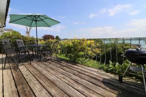 Holiday home with Estuary Views, parking & balcony