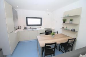 The Coach House - Free Private Parking - by Property Promise