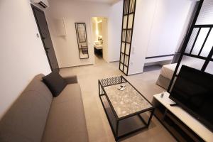 K58 Luxury Apartment Monastiraki Metro Station Acropolis Jacuzzi by GK Properties