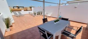 Homes of Spain, Apartamentos Paraíso Vera Playa, Ático Alborada con solárium grande privado, a pie de playa, WIFI