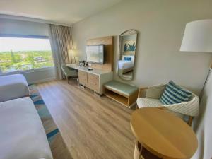 King Bed room in Radisson Hotel Miami Beach