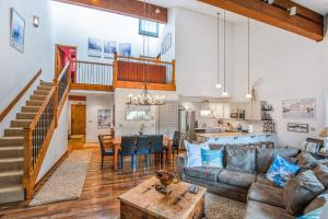 Apartment room in 4 BDR Ski In Out Condo with Views Walk to Downtown