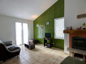 Maisons de vacances Gite Usson-en-Forez, 3 pieces, 4 personnes - FR-1-496-164 : photos des chambres