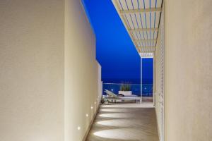 ISULATRAVEL-House on the beach