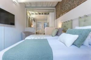 GuestHost - Ferrara Mayr White Apartment