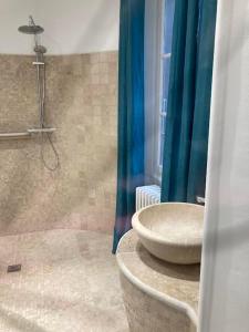 B&B / Chambres d'hotes Domaine La Tour 4 SAISONS - Piscine Chauffee Toute l'annee - SPA- JACUZZI-MASSAGE- SAUNA - Heated POOL - 800m City Centre Nyons : photos des chambres