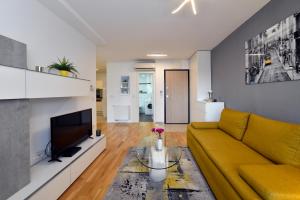 First Choice Apartment - Modern Stay with Parking