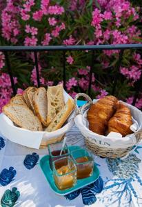 B&B / Chambres d'hotes VILLA BLEUE - LES PINS : photos des chambres