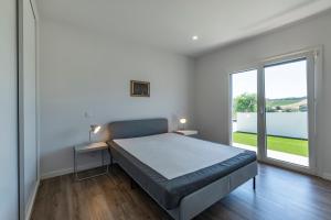 4 Bed Villa - Sleeps 8 - Pool - Garden - Parking