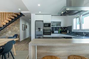 4 Bed Villa - Sleeps 8 - Pool - Garden - Parking