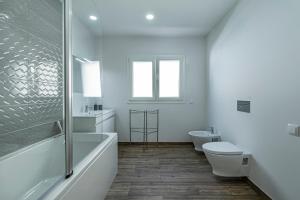 4 Bed Villa - Sleeps 8 - Pool - Garden - Parking