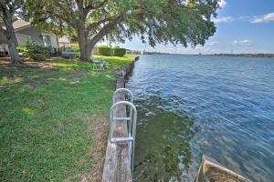 Apartment room in Renovated Montgomery Condo on Lake Boat and Fish!