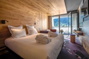 Superior Room with sofa and balcony – Mont-Blanc Range view room in Alpina Eclectic Hotel