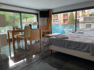 Deluxe Doppel-/Zweibettzimmer mit Stadtblick