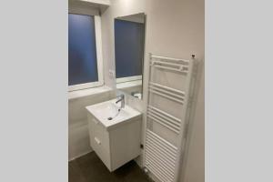 Huge BBQ Garden 1, Basement app Two Bathrooms, AC, Free Parking