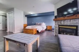 Large Premium Studio Condo Kitchen Balcony SilverStar Ride In Out Mountain Biking - Silver Star