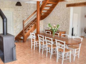 Maisons de vacances Gite Sennevieres, 4 pieces, 7 personnes - FR-1-381-85 : photos des chambres